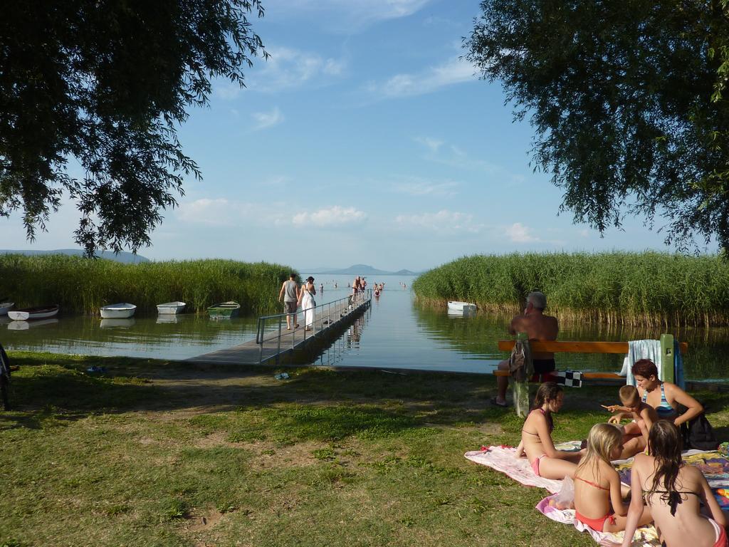 Zsanett Hotel Balatonkeresztúr Exterior foto